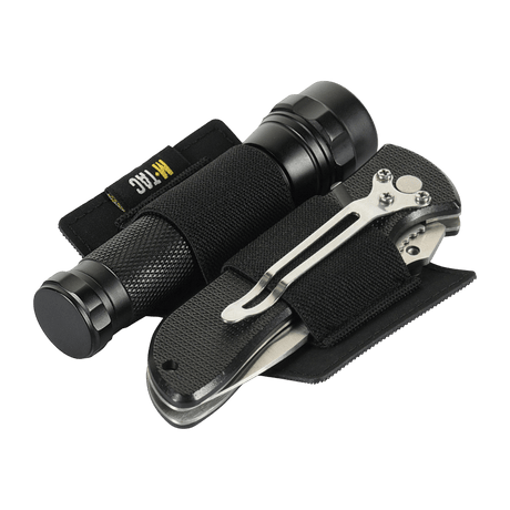 Sort M-Tac Modulær Indsats Small (2 sektioner) med elastiske stropper fastgør lommelygte og kniv i polymerkomposit materiale til taske.