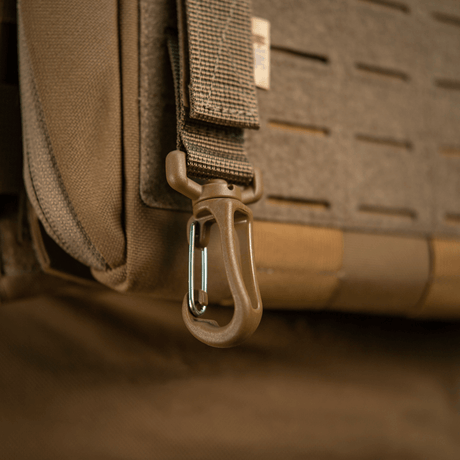 M-Tac Karabinhage Tilbehør til fastgørelse på MOLLE-system, perfekt til rygsække og taktisk udstyr med justerbar Velcro-rem.