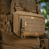 M-Tac Karabinhage Tilbehør fastgjort på taktisk rygsæk med MOLLE-system, integreret med Velcro-rem og YKK-beslag.