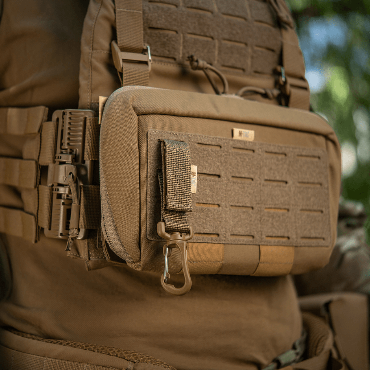 M-Tac Karabinhage Tilbehør fastgjort på taktisk rygsæk med MOLLE-system, integreret med Velcro-rem og YKK-beslag.