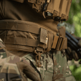 M-Tac Karabinhage Tilbehør fastgjort på taktick bælte med MOLLE-system i brug