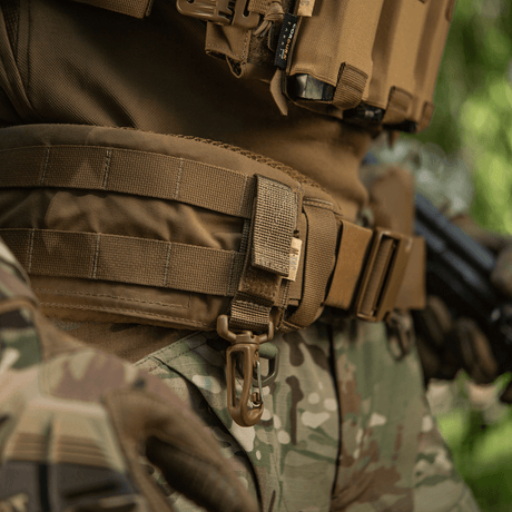 M-Tac Karabinhage Tilbehør fastgjort på taktick bælte med MOLLE-system i brug