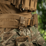 M-Tac Karabinhage Tilbehør fastgjort til taktisk veste med MOLLE-system