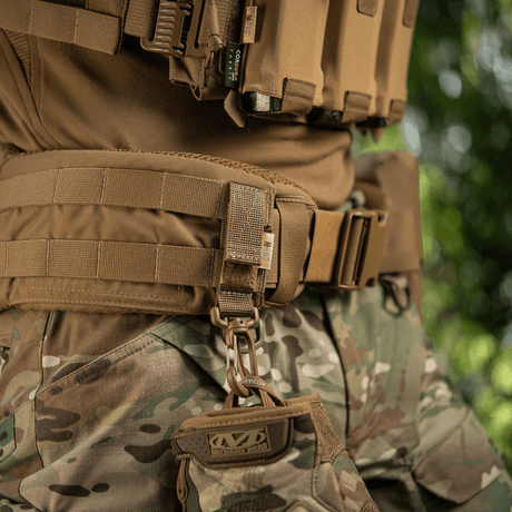 M-Tac Karabinhage Tilbehør fastgjort til taktisk veste med MOLLE-system