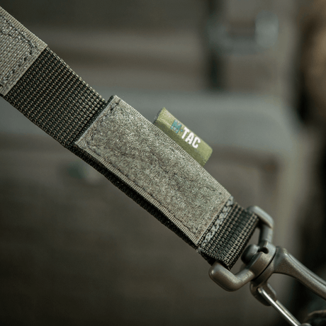 M-Tac Karabinhage Tilbehør med justerbar Velcro-rem til MOLLE-systemer, let og kompakt design til taktisk brug.