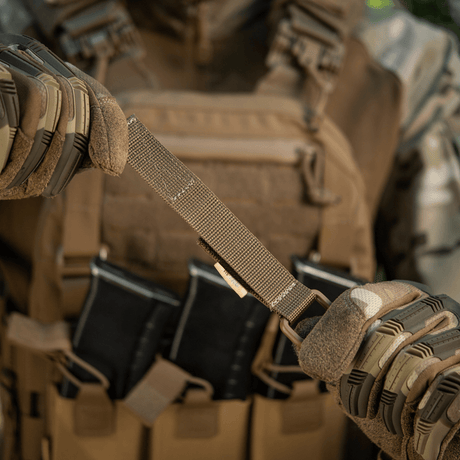 M-Tac Fastgørelse med D-ring til MOLLE-udstyr med Velcro-lukning til rygsække og veste, ideel til taktisk brug.