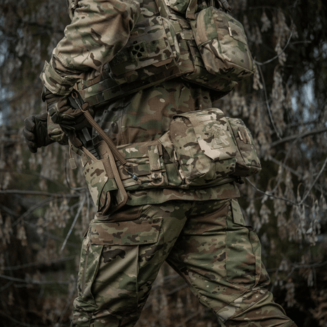 M-Tac Fastgørelse med D-ring til taktisk brug med MOLLE-system på camouflagevest.