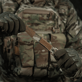 M-Tac Fastgørelse med D-ring til taktisk udstyr, ideel til MOLLE-systemer, justerbar Velcro-lukning, kompakt og let.