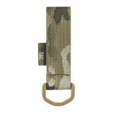 M-Tac Fastgørelse med D-ring i camouflage design, ideel til MOLLE montering på rygsække og taktisk udstyr, med Velcro-lukning.