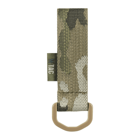 M-Tac Fastgørelse med D-ring i camouflage design, ideel til MOLLE montering på rygsække og taktisk udstyr, med Velcro-lukning.