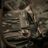 M-Tac Fastgørelse med D-ring på en camouflagevest med MOLLE-system og Velcro-lukning, ideel til taktisk brug og montering af udstyr.
