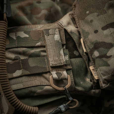M-Tac Fastgørelse med D-ring på en camouflagevest med MOLLE-system og Velcro-lukning, ideel til taktisk brug og montering af udstyr.