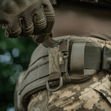 M-Tac Fastgørelse med D-ring monteret på bælte med MOLLE-system, ideel til taktisk brug. Sikker og justerbar fastgørelse.