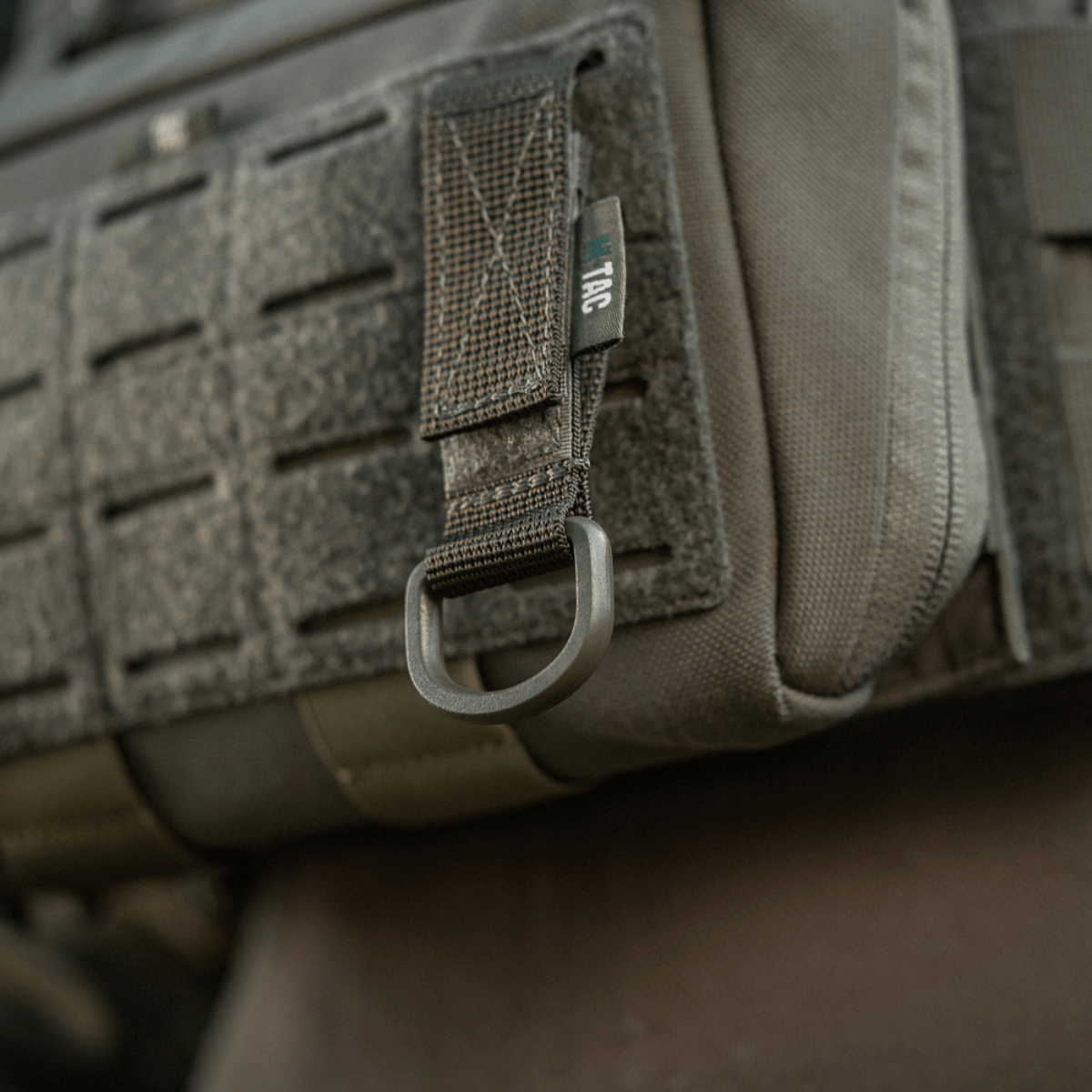 M-Tac Fastgørelse med D-ring på taktikudstyr med MOLLE-system, kompakt og justerbar med Velcro.