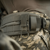 M-Tac Fastgørelse med D-ring monteret på taktisk udstyr med MOLLE-system og Velcro.