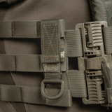 M-Tac Fastgørelse med D-ring monteret på MOLLE-system med velcro-lukning, ideel til taktisk brug og let justerbar.