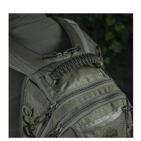 M-Tac Mission Rygsæk Elite Hex med ergonomisk design og Cordura materiale, detaljeret visning af MOLLE LASER CUT-system.