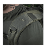 Nærbillede af M-Tac Mission Rygsæk Elite Hex med ergonomisk skulderstrop lavet af Cordura Hex 1000D, inklusiv MOLLE LASER CUT-system.