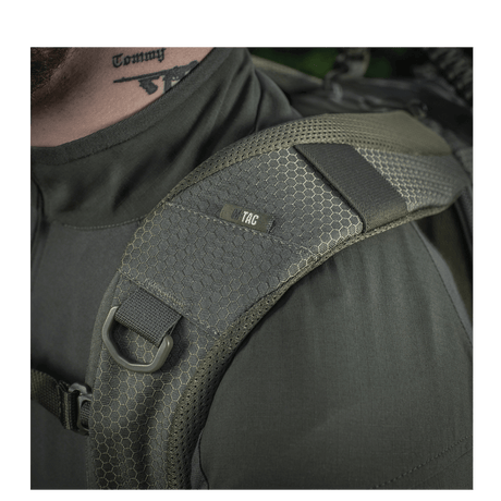 Nærbillede af M-Tac Mission Rygsæk Elite Hex med ergonomisk skulderstrop lavet af Cordura Hex 1000D, inklusiv MOLLE LASER CUT-system.