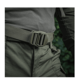 Mand iført M-Tac Mission Rygsæk Elite Hex med Cordura materiale og MOLLE LASER CUT-system, tæt på bælte