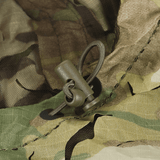 Nærbillede af M-Tac Alder Camouflage Suit detaljer med snøre og camouflagemønster.