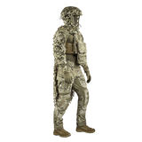 Camouflageklædt figur iført M-Tac Alder Camouflage Suit til snigskyttebrug i ujævnt terræn.