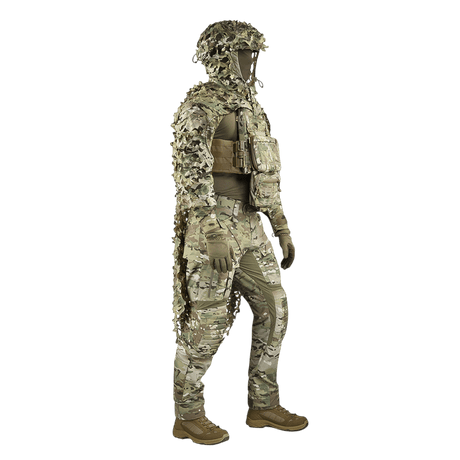 Camouflageklædt figur iført M-Tac Alder Camouflage Suit til snigskyttebrug i ujævnt terræn.