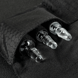 Nærbillede af M-Tac City Med Pouch Hex lavet af slidstærkt Hex Polyester med medicinsk udstyr synligt, lukkes med Velcro.