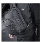 M-Tac Cross Taske Slim Elite Hex båret over skulderen, viser stilfuldt design og holdbar Cordura stof.