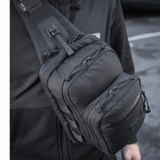 Mand iført M-Tac Cross Taske Slim Elite Hex i sort på skulderen