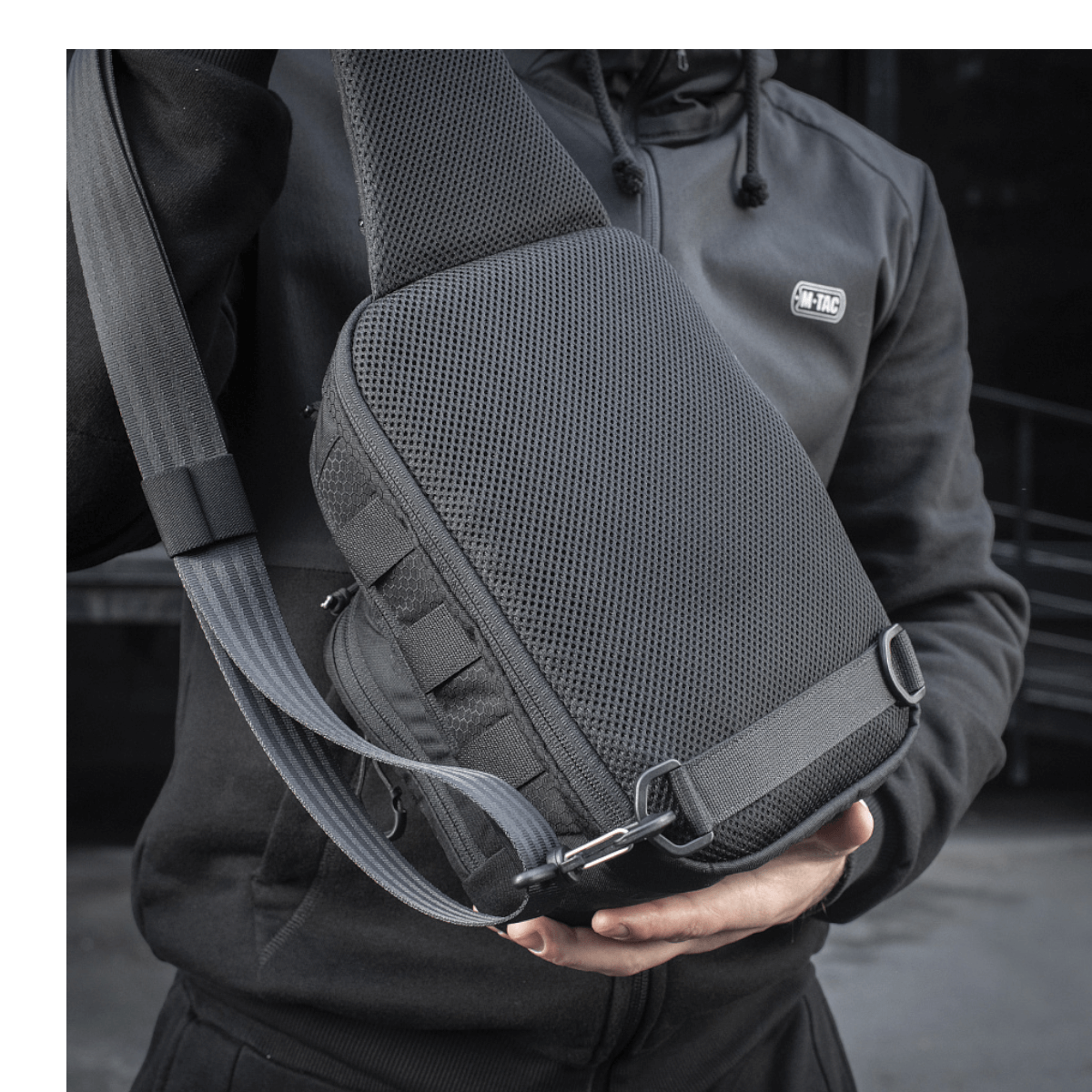 M-Tac Cross Taske Slim Elite Hex i brug, viser stilfuldt design og holdbare materialer