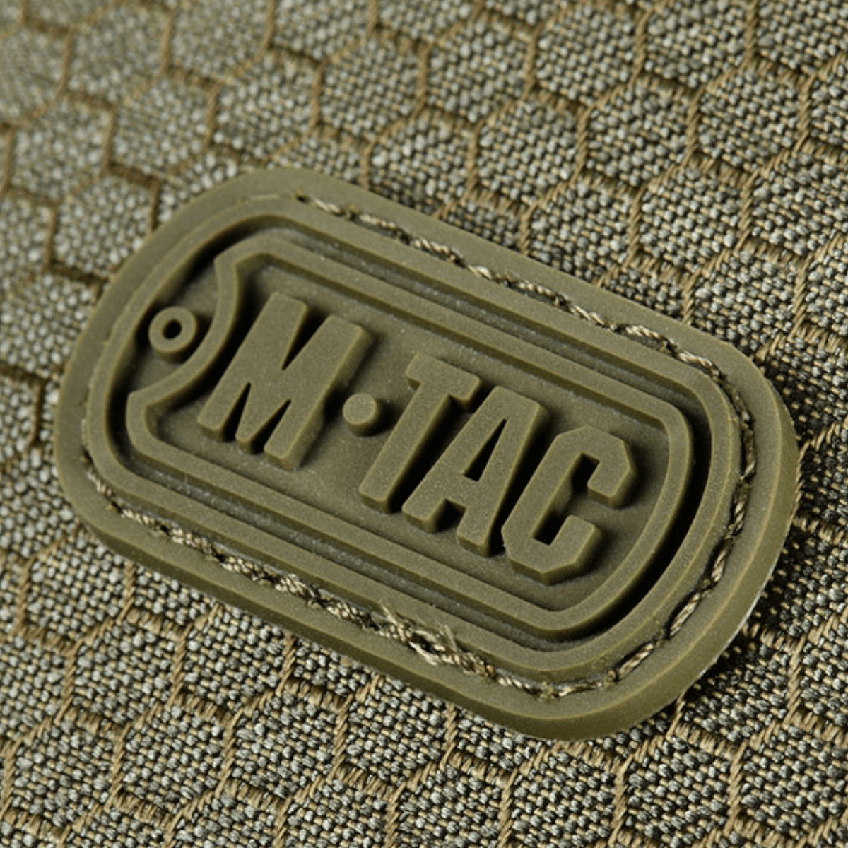 M-Tac Cross Taske Slim Elite Hex logo på en stilfuld taske lavet af Cordura materiale, viser holdbarheden og kvaliteten af produktet.