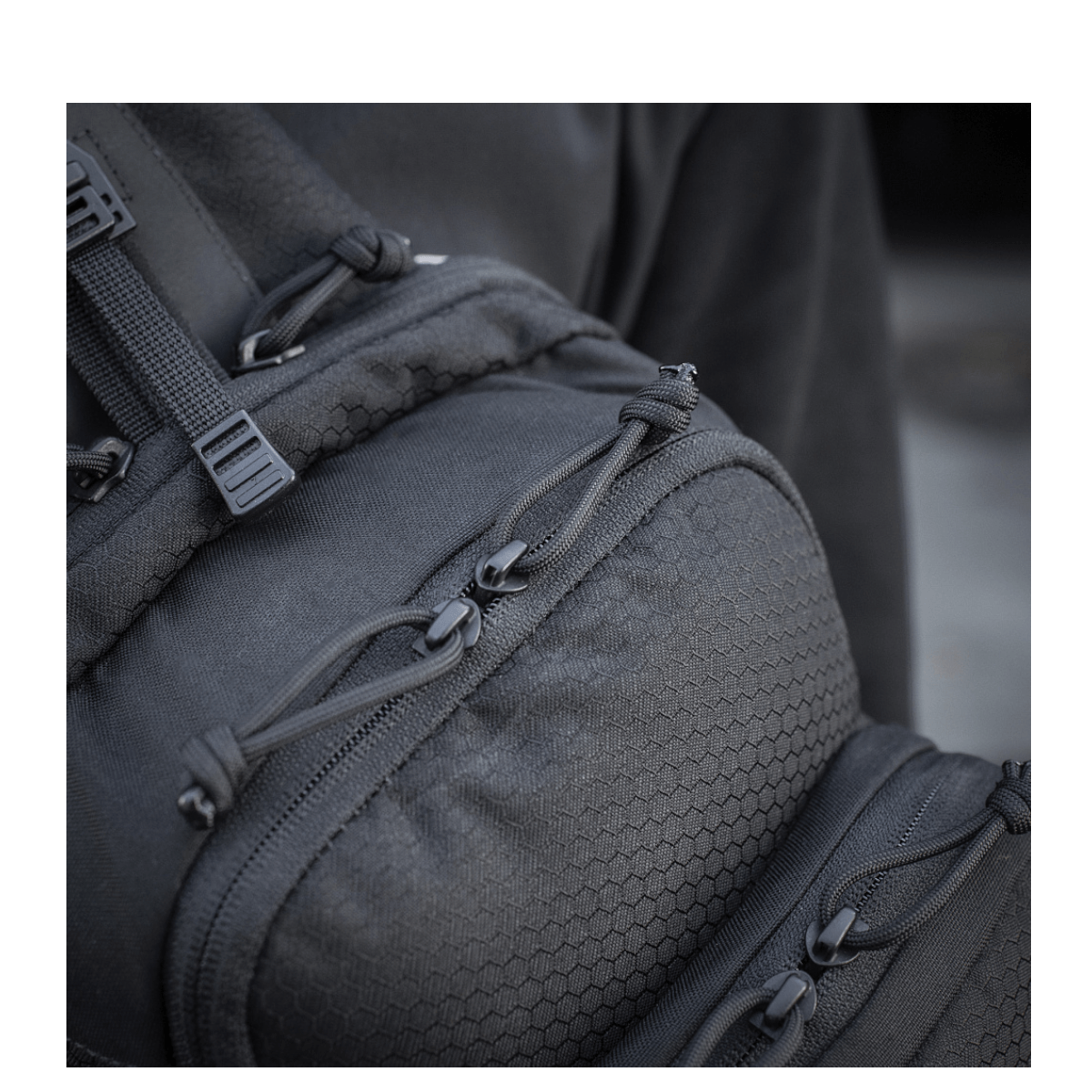 Nærbillede af M-Tac Cross Taske Slim Elite Hex med Hex-design og stærke lynlåse, lavet af Cordura 500 og Cordura Hex materialer.