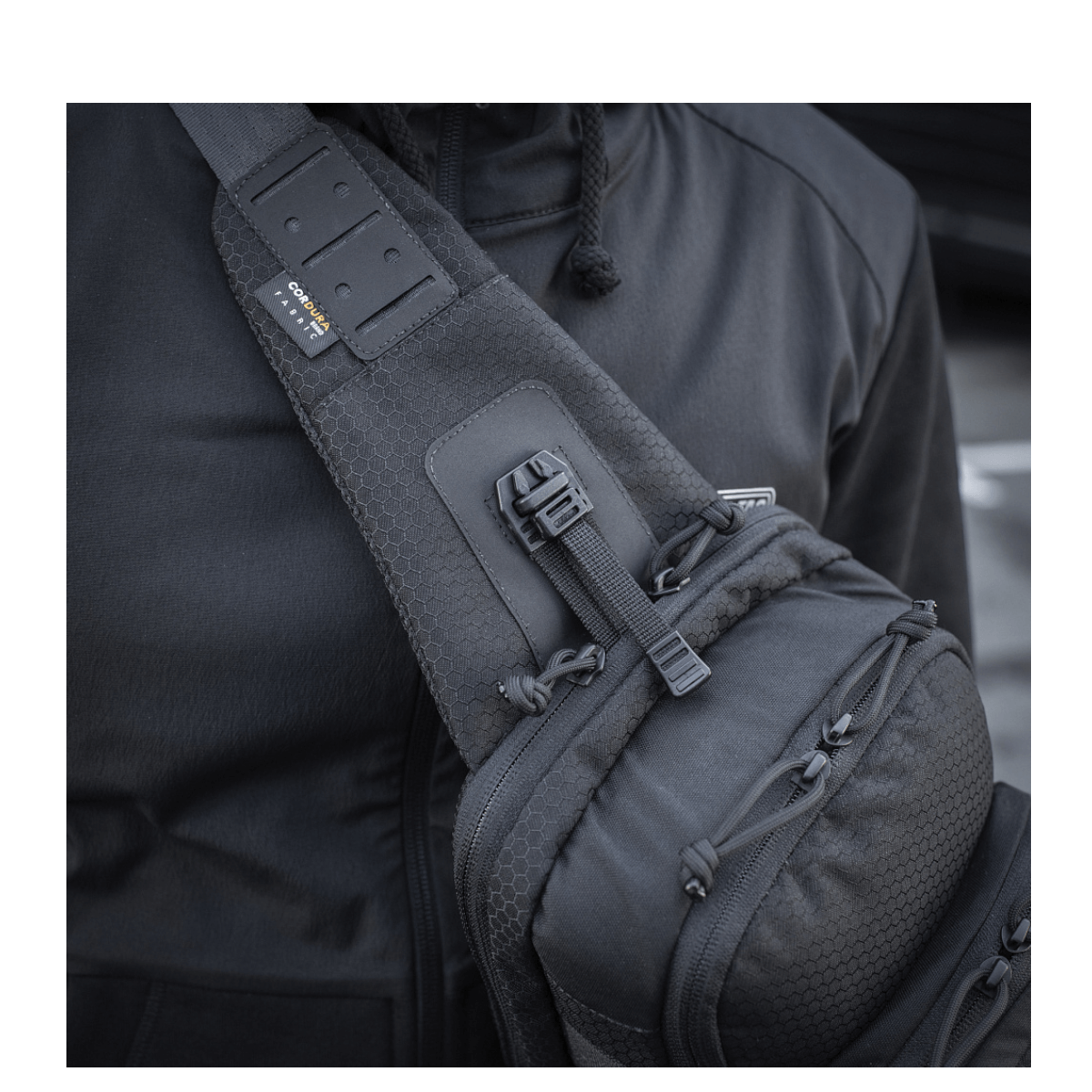 M-Tac Cross Taske Slim Elite Hex, slidstærk Cordura materiale, justerbar rem, moderne design, perfekt til hverdagsbrug
