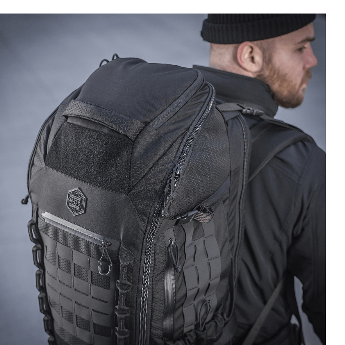M-Tac Rygsæk Large Elite Hex Gen. IV på ryggen af en person i sort tøj, viser holdbarhed og stilfuldt design i Cordura-materiale.