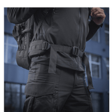 Mand iført M-Tac Rygsæk Large Elite Hex Gen. IV i bymiljø, tæt på detaljer