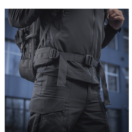 Mand iført M-Tac Rygsæk Large Elite Hex Gen. IV i bymiljø, tæt på detaljer