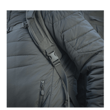 Close-up af M-Tac Rygsæk Large Elite Hex Gen. IV på person iført jakke, viser ergonomisk design og stærk konstruktion.