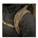 M-Tac Rygsæk Large Elite Hex Gen. IV bæres af en person iført sort jakke, viser ergonomiske skulderstropper i nærbillede.