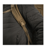 Person med sort jakke bærer M-Tac Rygsæk Large Elite Hex Gen. IV med justerbare stropper og ergonomisk design.