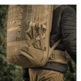 M-Tac Rygsæk Large Elite Hex Gen. IV bæres af person, ergonomisk design, lavet af slidstærk Cordura 500D og Hex 1000 materiale.