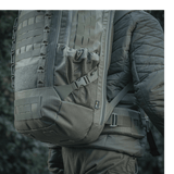 M-Tac Rygsæk Large Elite Hex Gen. IV bæres af en person, viser taskens stilfulde look og holdbare materialer som Cordura 500D og Hex 1000.