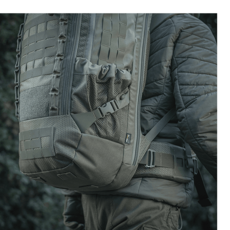 M-Tac Rygsæk Large Elite Hex Gen. IV bæres af en person, viser taskens stilfulde look og holdbare materialer som Cordura 500D og Hex 1000.