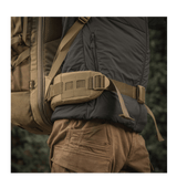 M-Tac Rygsæk Large Elite Hex Gen. IV bæres på ryggen af en person iført udendørstøj, set fra siden i en naturlig omgivelser.