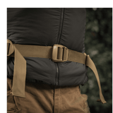 Person iført M-Tac Rygsæk Large Elite Hex Gen. IV med justerbart bælte og holdbare materialer. Fokus på komfort og holdbarhed.