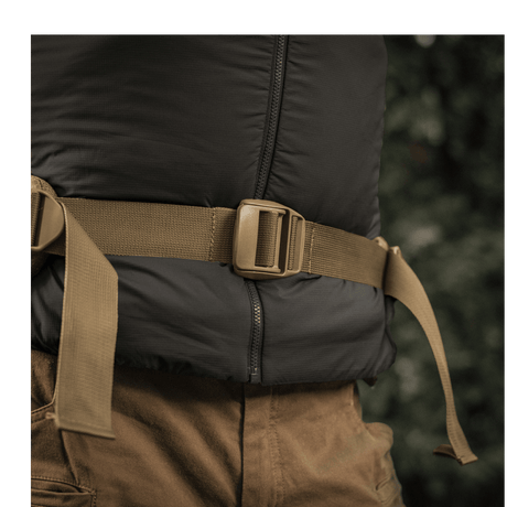 Person iført M-Tac Rygsæk Large Elite Hex Gen. IV med justerbart bælte og holdbare materialer. Fokus på komfort og holdbarhed.