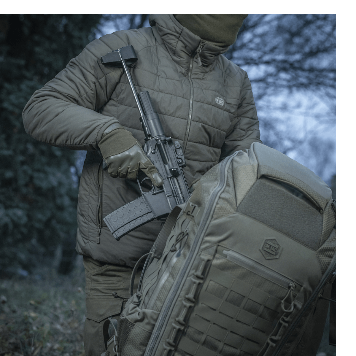M-Tac Rygsæk Large Elite Hex Gen. IV, ergonomisk taske til våbenadskillelse, holdbar Cordura-materiale. Udendørs taktikmiljø.