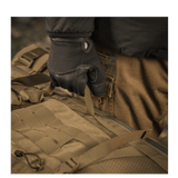 Bruger iført handsker holder M-Tac Rygsæk Large Elite Hex Gen. IV, lavet af slidstærkt Cordura 500D og Hex 1000.