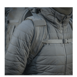 Person iført M-Tac Rygsæk Large Elite Hex Gen. IV med ergonomisk design og holdbart materiale.