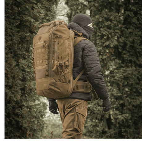 En person iført M-Tac Rygsæk Large Elite Hex Gen. IV i naturen, designet til holdbarhed og funktionalitet.